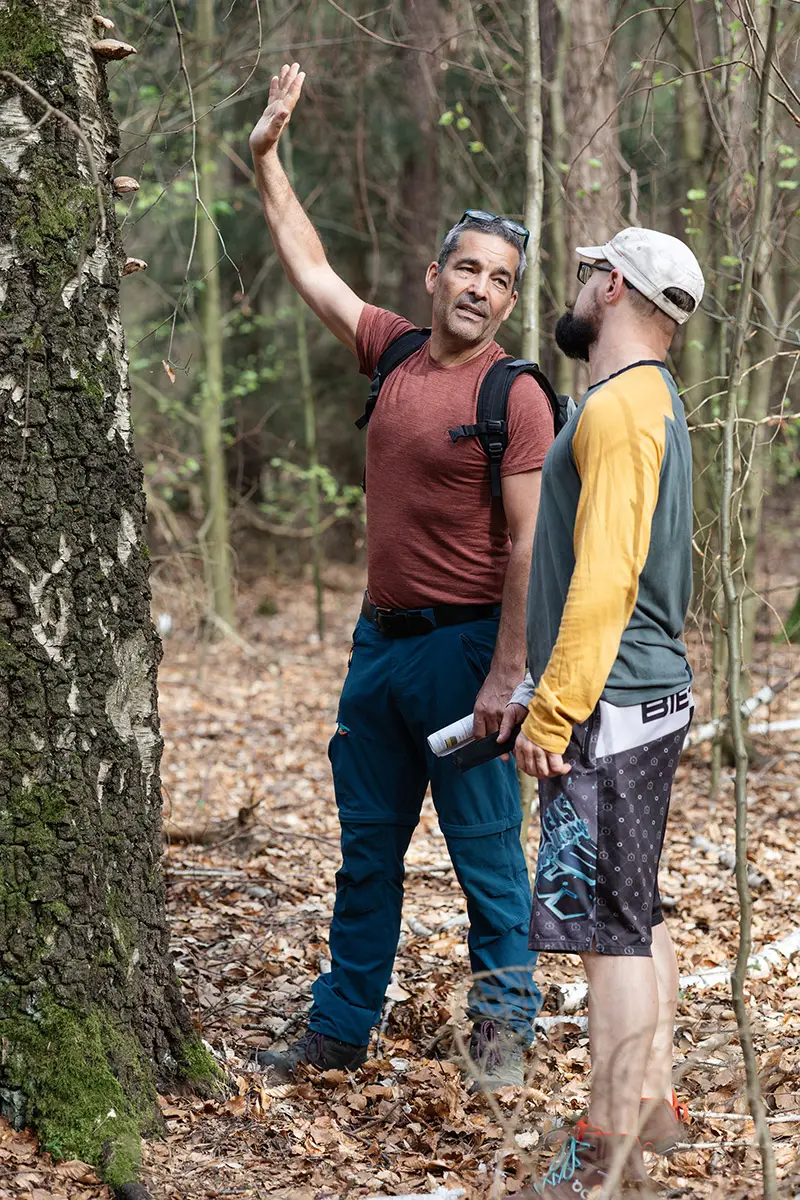 Heilpilzwanderung in Sachsen mit Michael - Erklärung im Wald